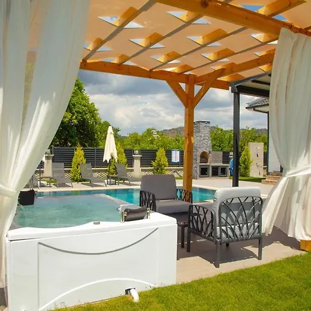 Luxury With Private Pool And Jacuzzi Βίλα *